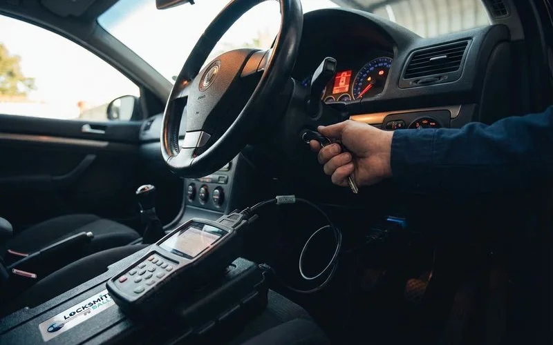 Transponder key being programmed through vehicle OBD port using diagnostic equipment